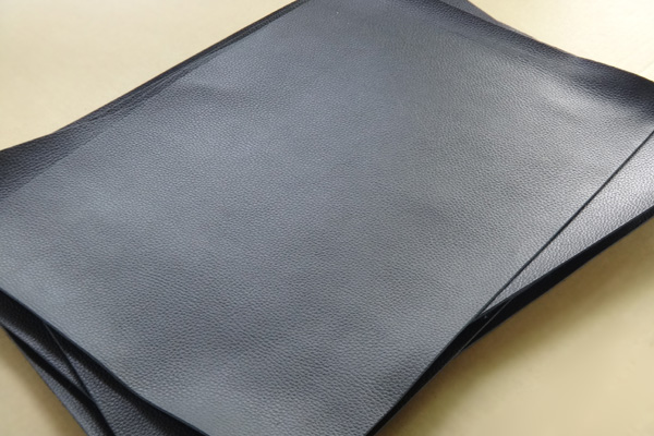 プレミアムレザーの表紙となる型抜きされた革