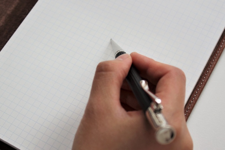 ラミー2000　エボニー　筆記シーン