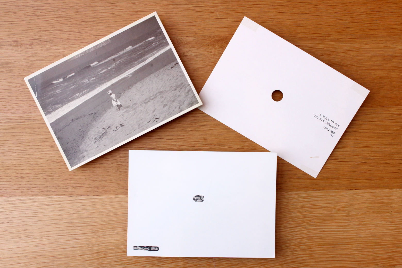 オノ・ヨーコさんの丸い穴のあいたポストカード