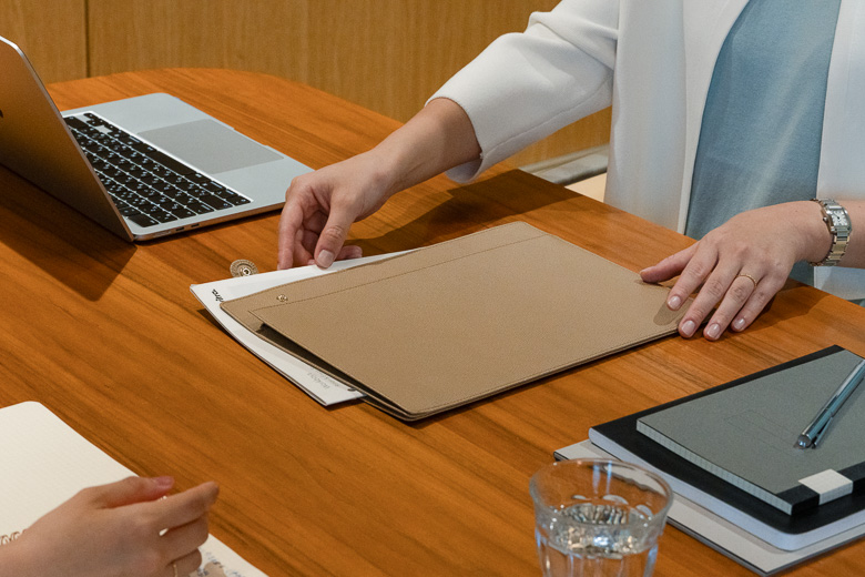 伊東屋　カラーチャート　ドキュメントクラッチ