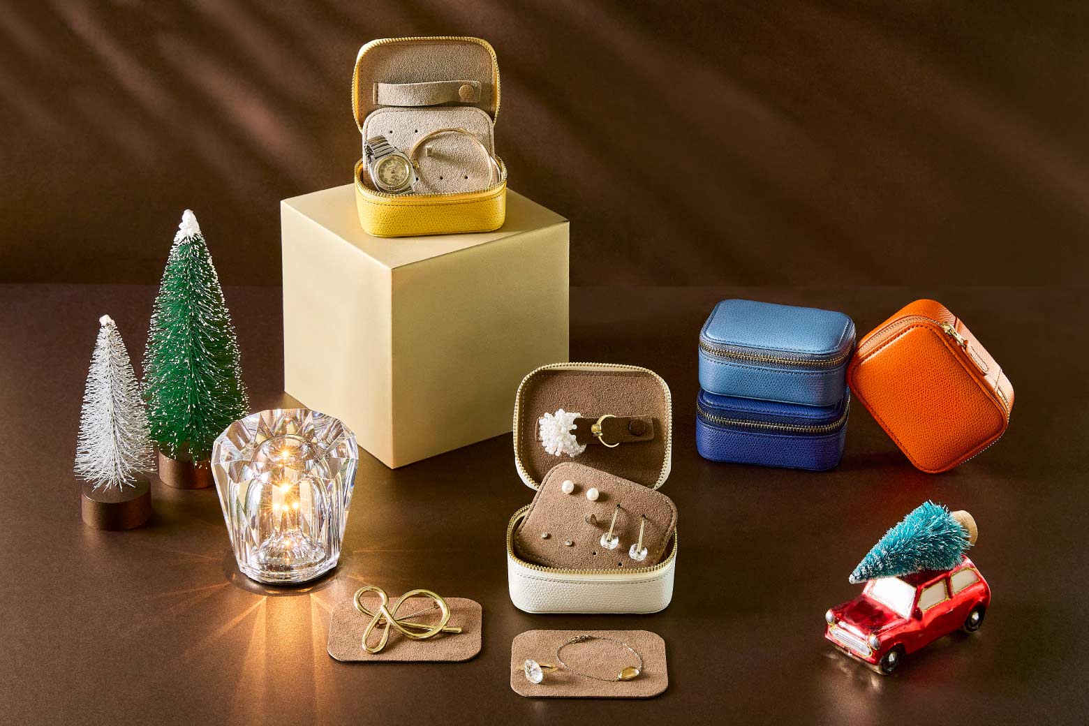 伊東屋　カラーチャート　ジュエリーケースが並んでいる写真