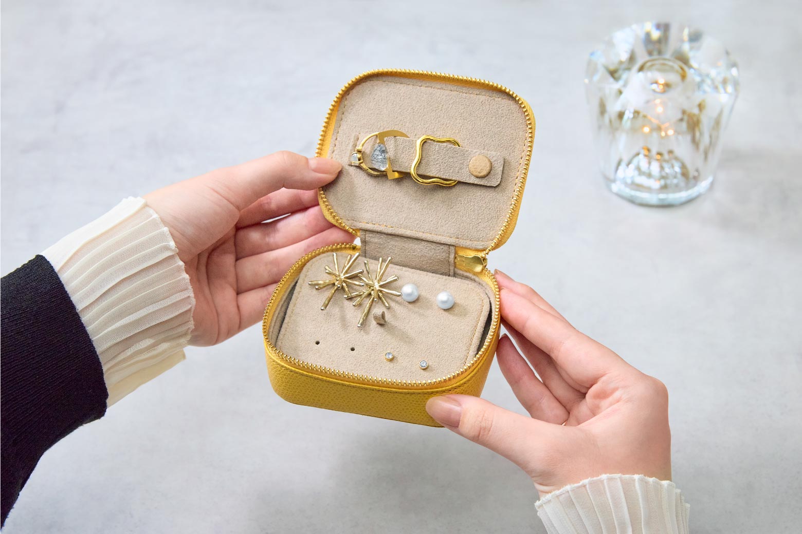 伊東屋　カラーチャート　ジュエリーケースが開いた状態