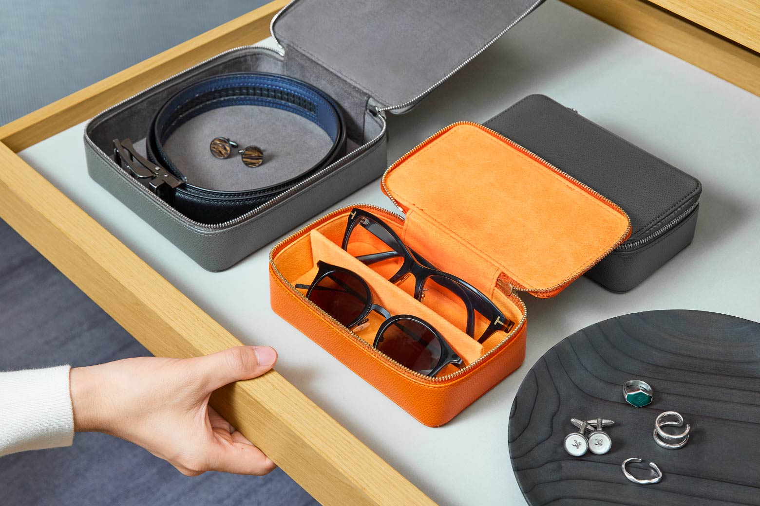 伊東屋　カラーチャート　伊東屋　カラーチャート　メガネケースをクローゼットに並べた様子