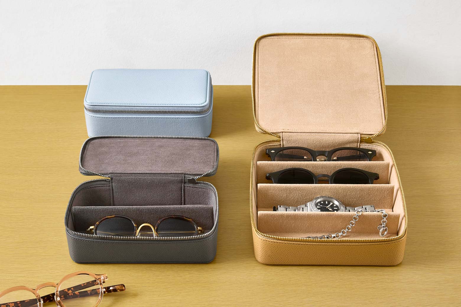 伊東屋　カラーチャート　メガネケースを開いて、2本用・4本用それぞれの使い方の紹介