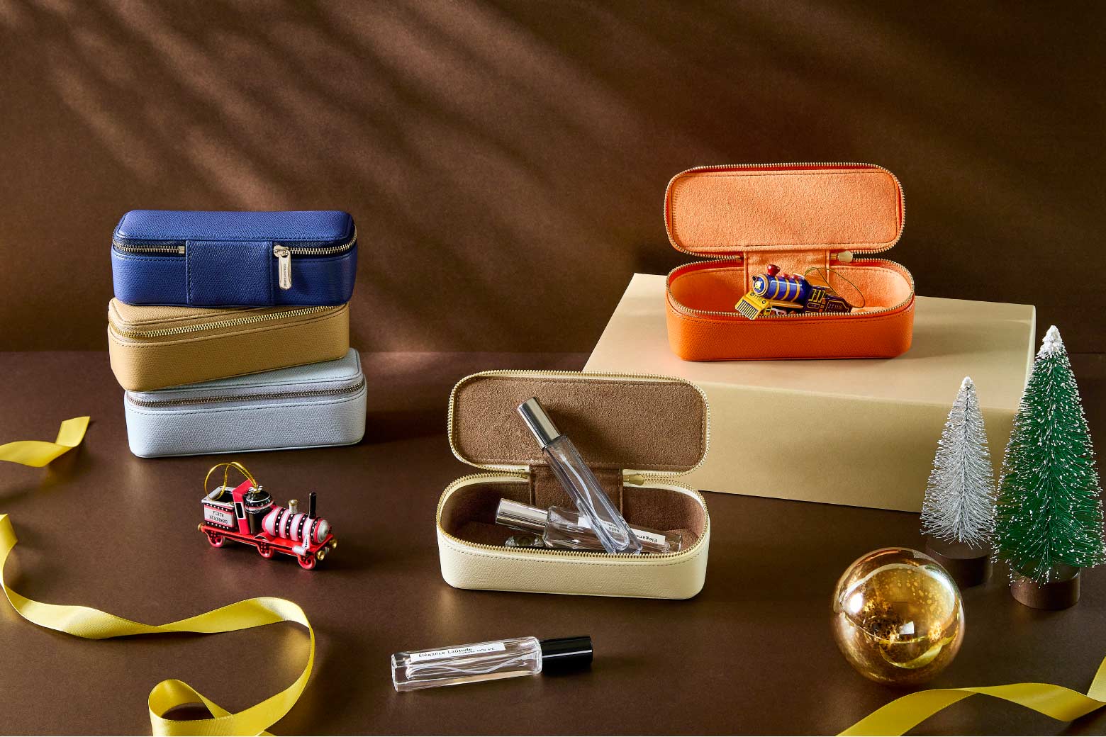 伊東屋　カラーチャート　レザーキューブロングが並んでいる写真