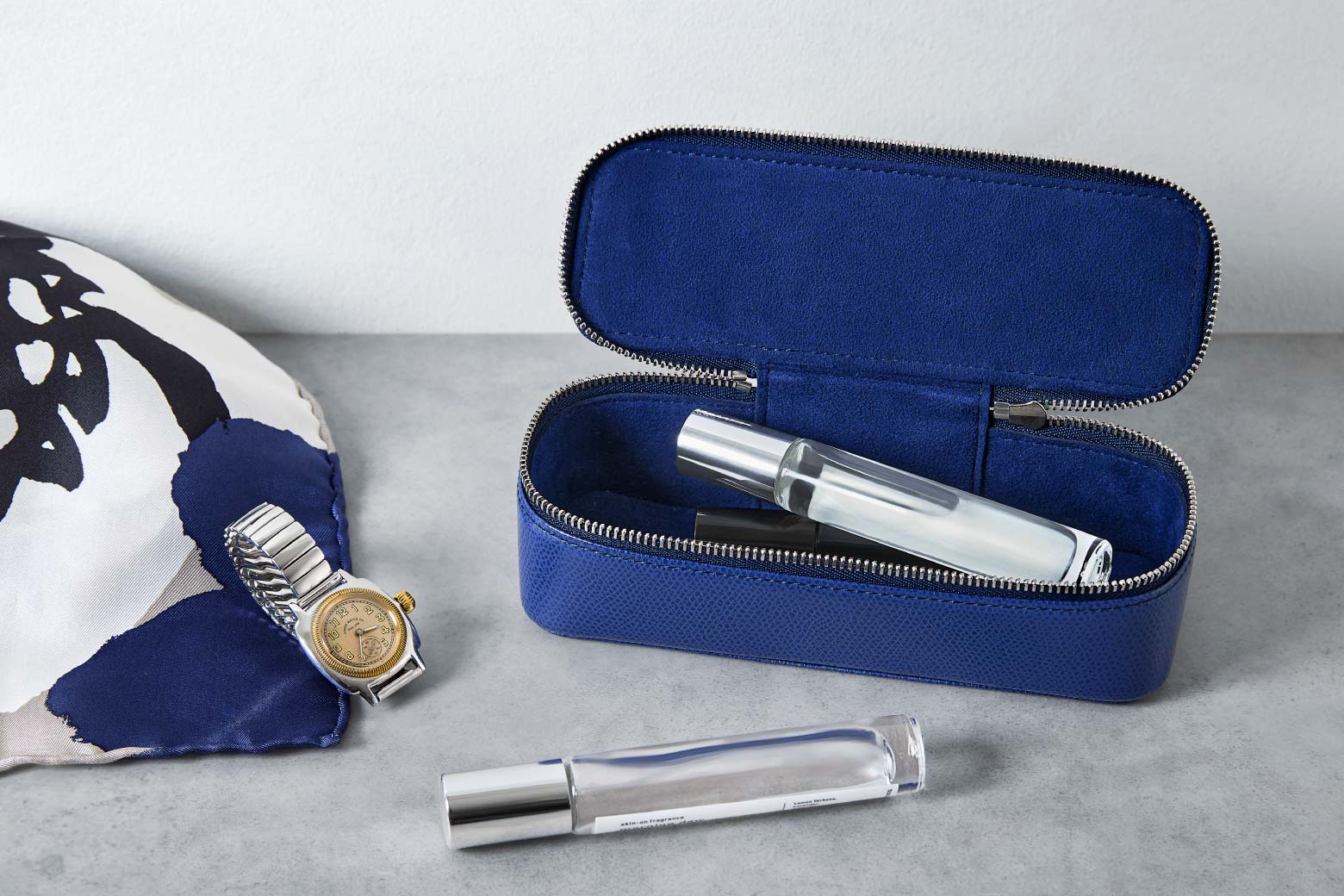 伊東屋　カラーチャート　レザーキューブロングに香水が入った様子