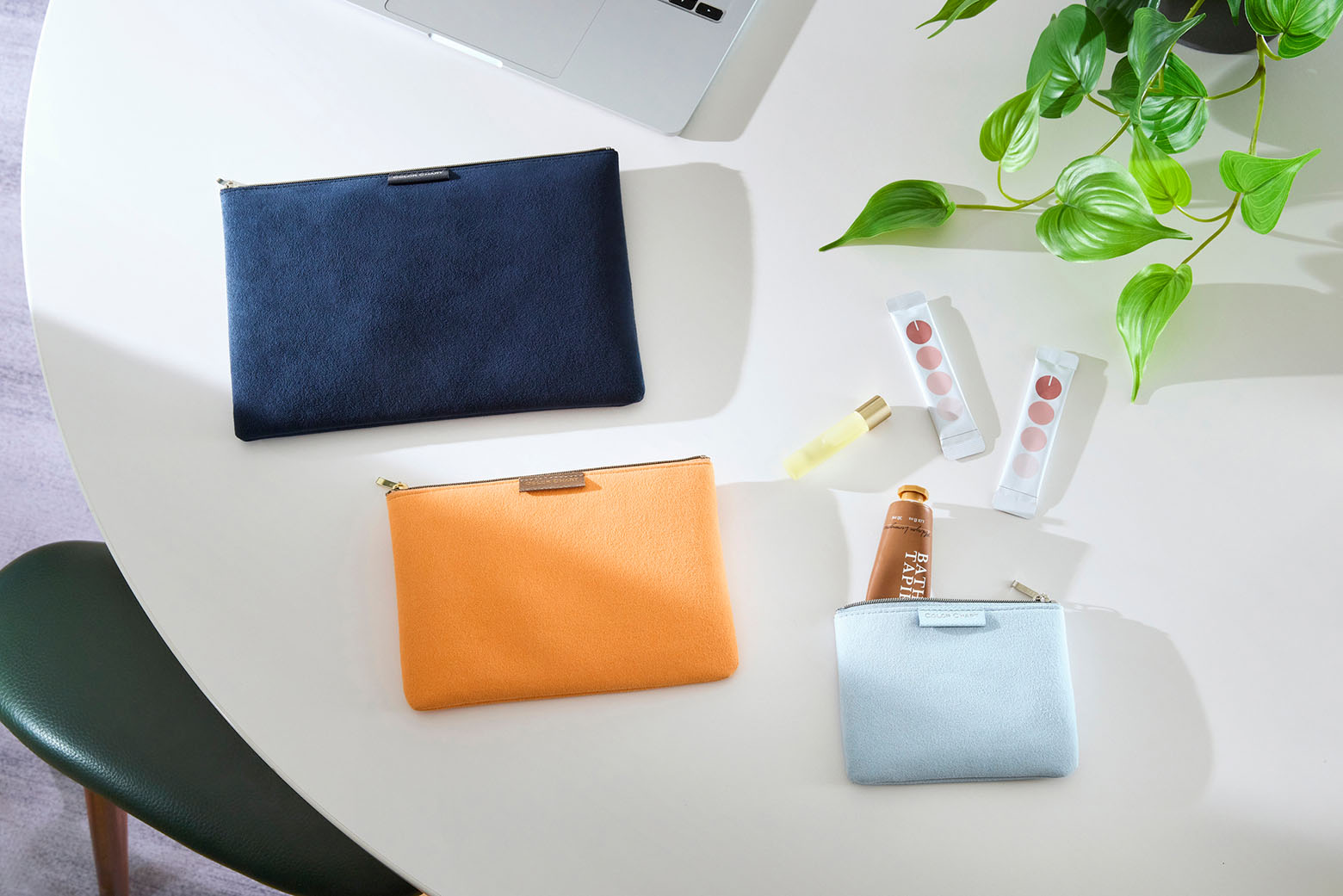 伊東屋　カラーチャート　トラベラーズポーチS/M/Lが並んでいる