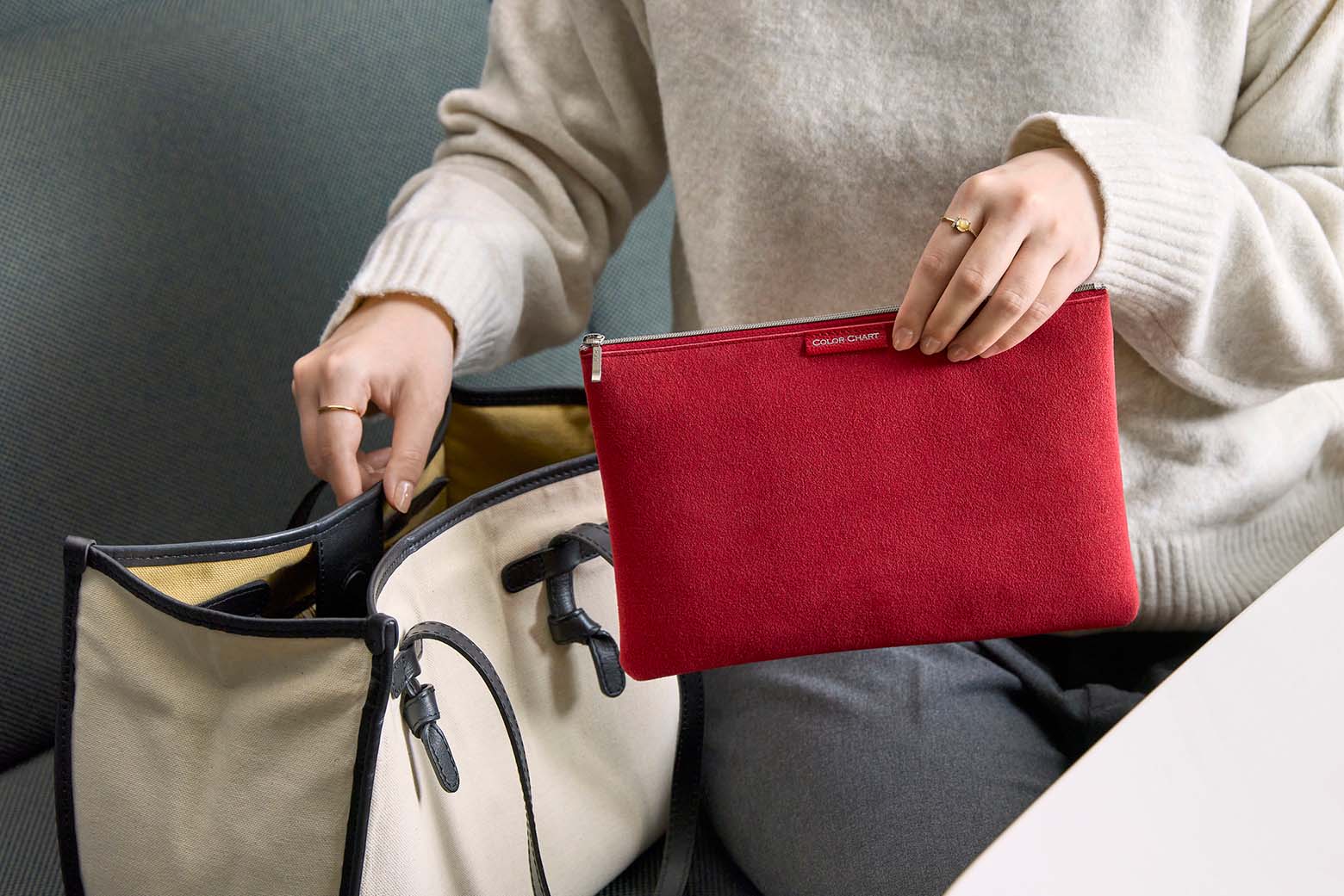 伊東屋　カラーチャート　バッグからトラベラーズポーチを取り出している様子