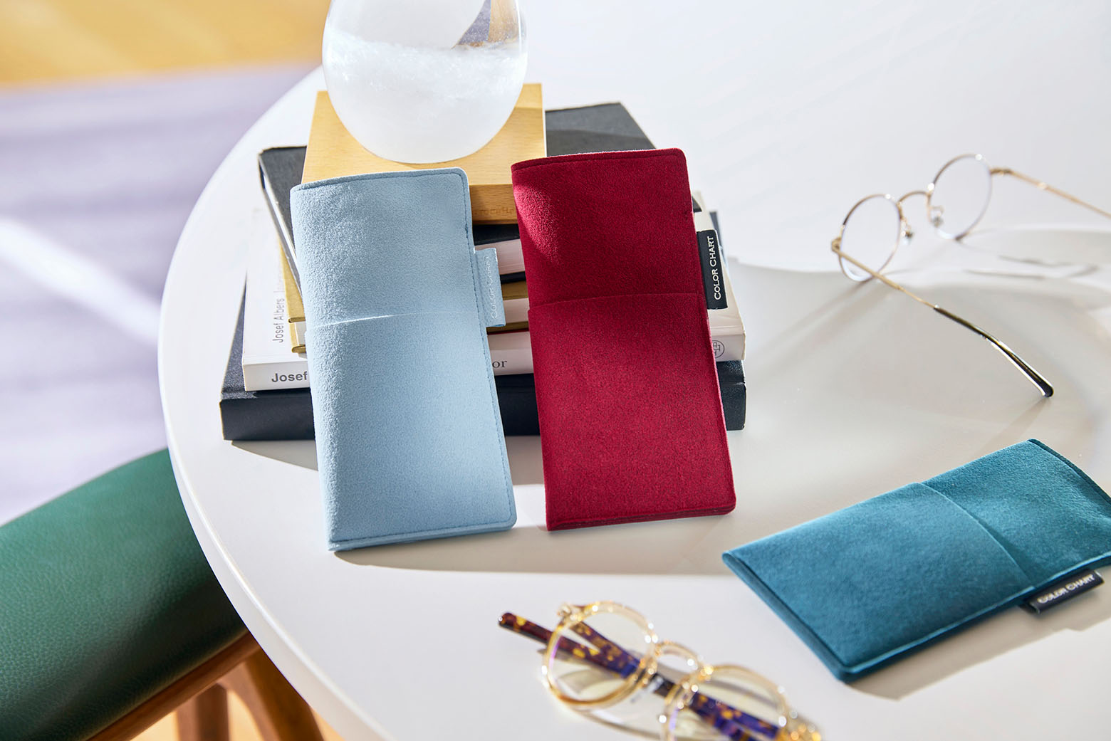 伊東屋　カラーチャート　メガネケースが並んでいる