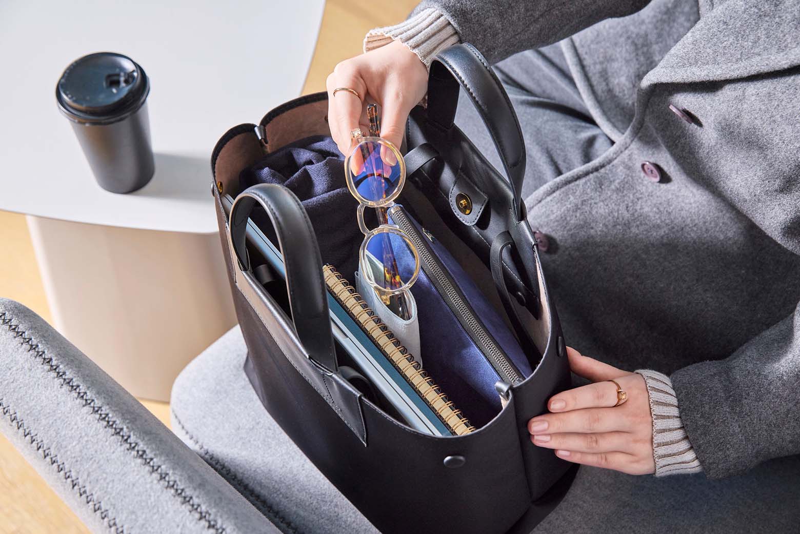 伊東屋　カラーチャート　鞄の中のメガネケースに眼鏡をしまう様子