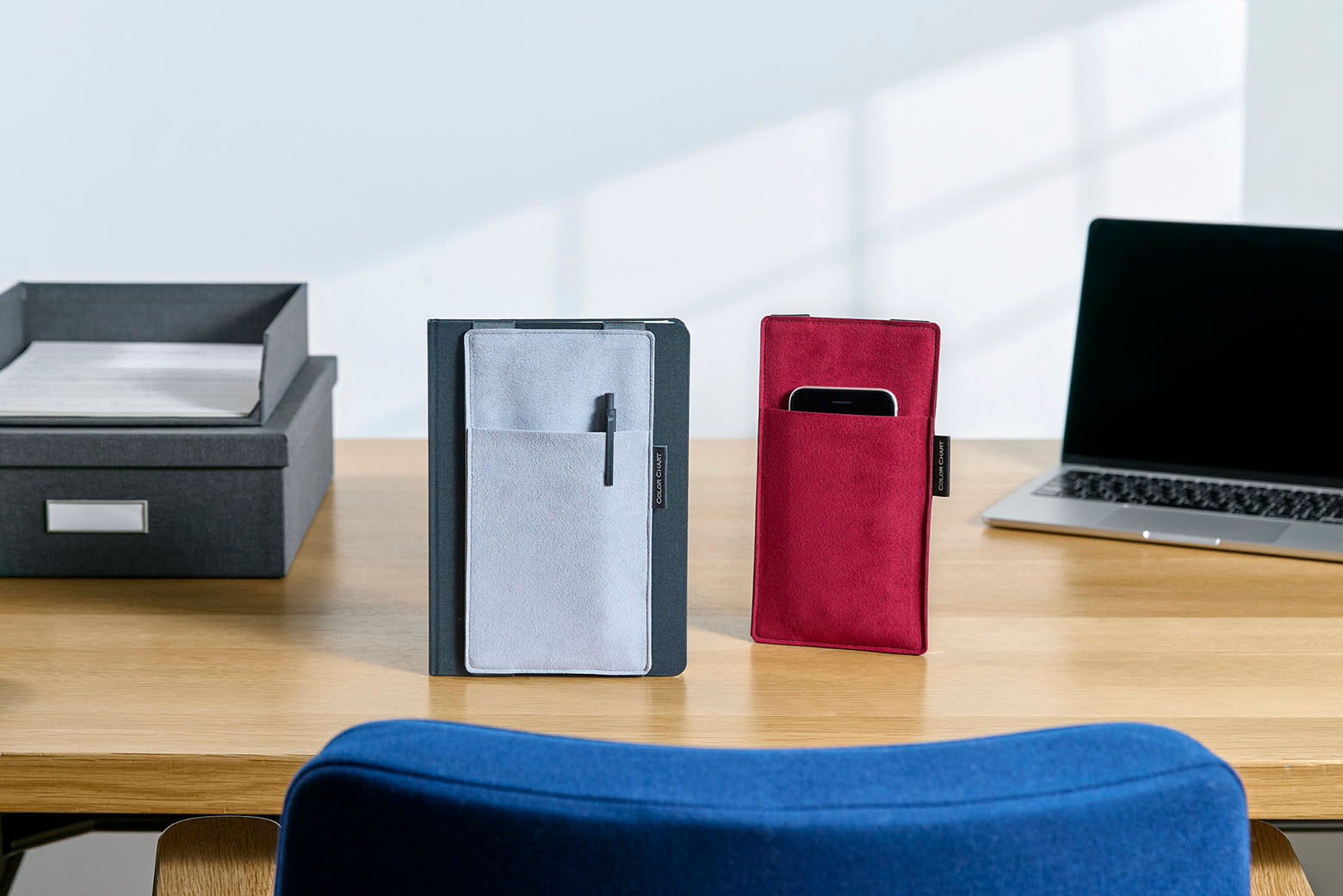 伊東屋　カラーチャート　デスクにツールポケットが並んでいる