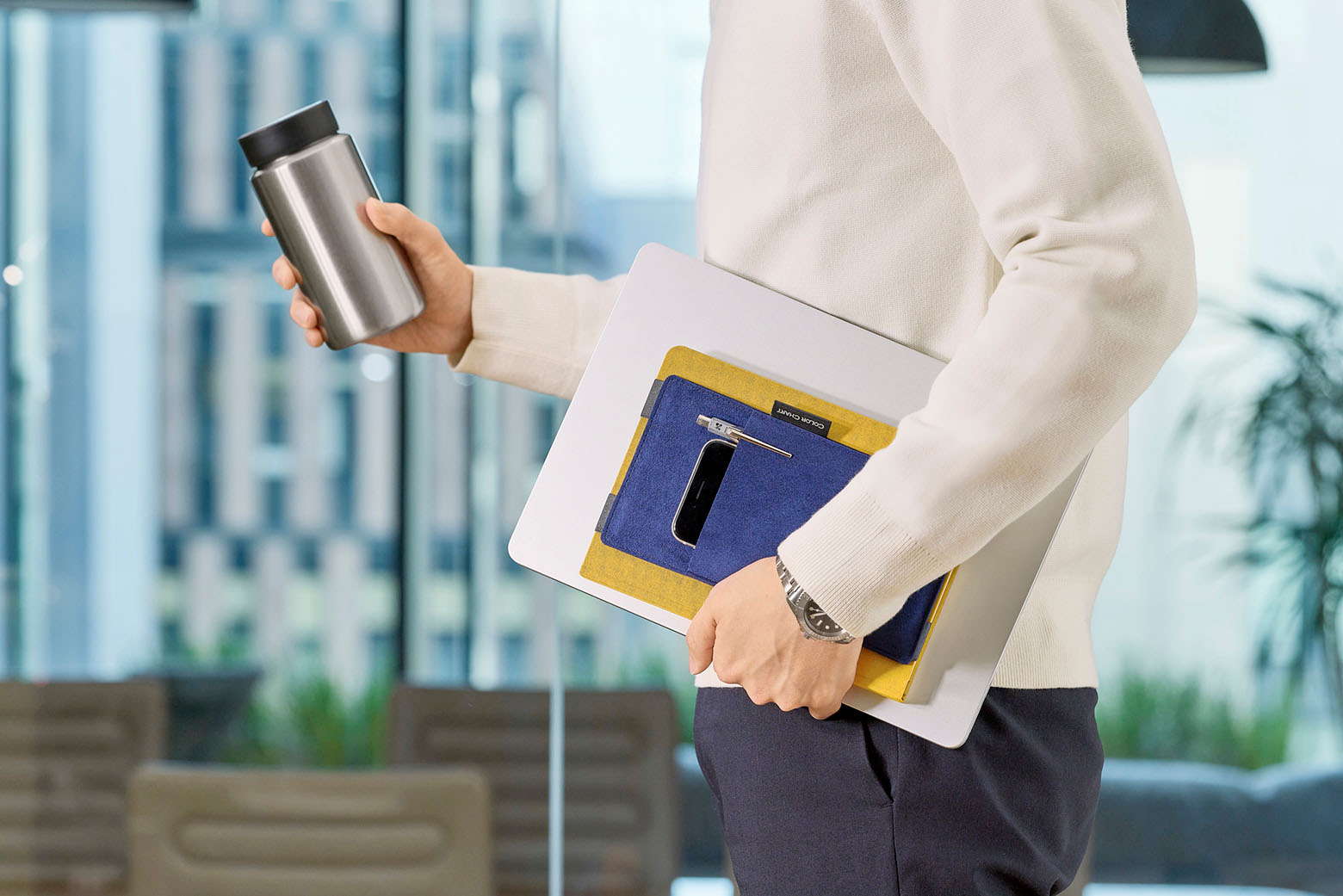 伊東屋　カラーチャート　荷物を入れたツールポケットと共に移動している様子