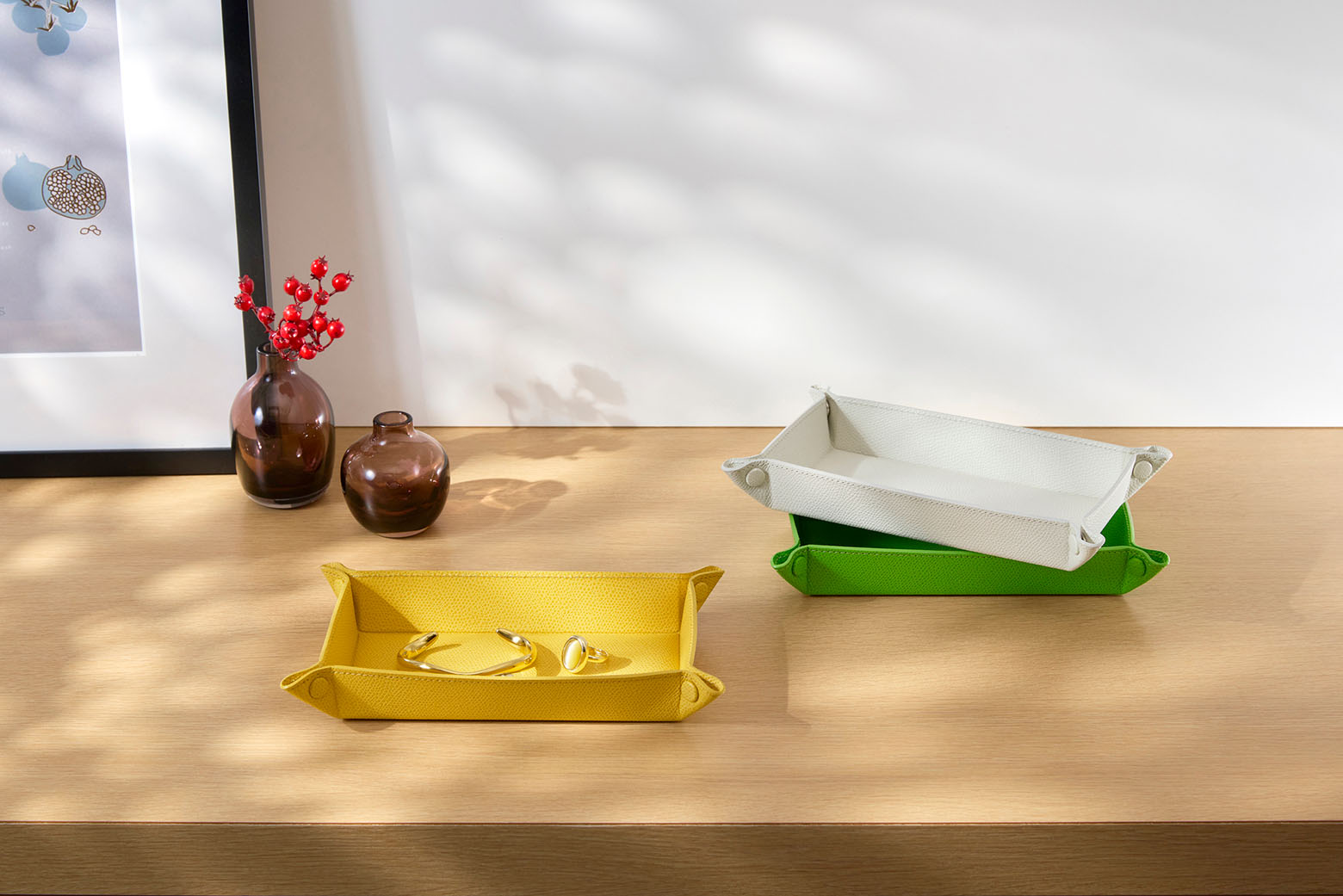 伊東屋　カラーチャート　革製トレーが並んでいる写真