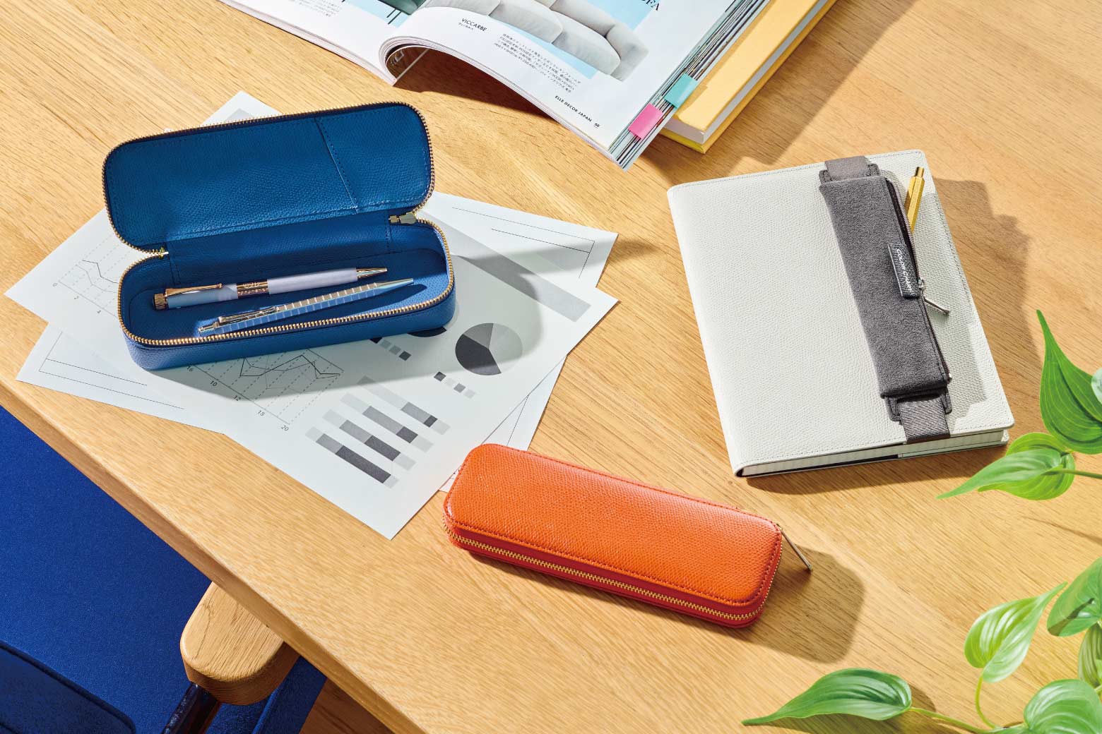 伊東屋　カラーチャート　ペンケース・ペンケーススリム・バンド付きペンケースA5が並んでいる