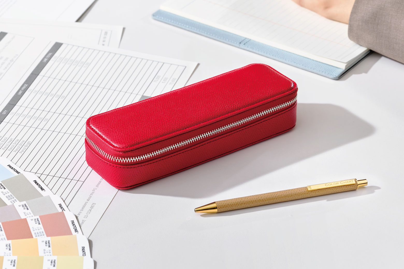 伊東屋　カラーチャート　デスクにペンケースが置かれている