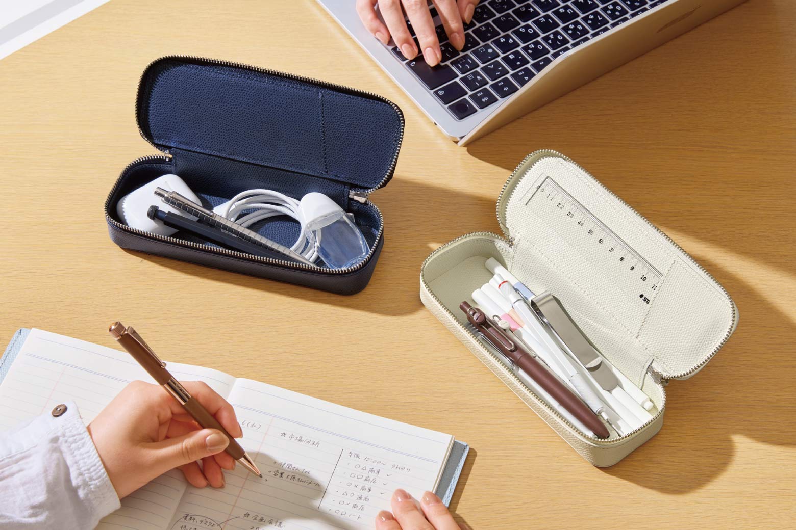 ペンケース（左）イヤホンやコードを収める・ペンケース（右）たくさんのペンを収める