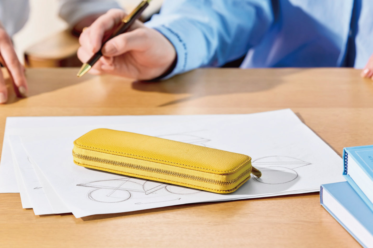 伊東屋　カラーチャート　ペンケーススリムがデスクに置いてある