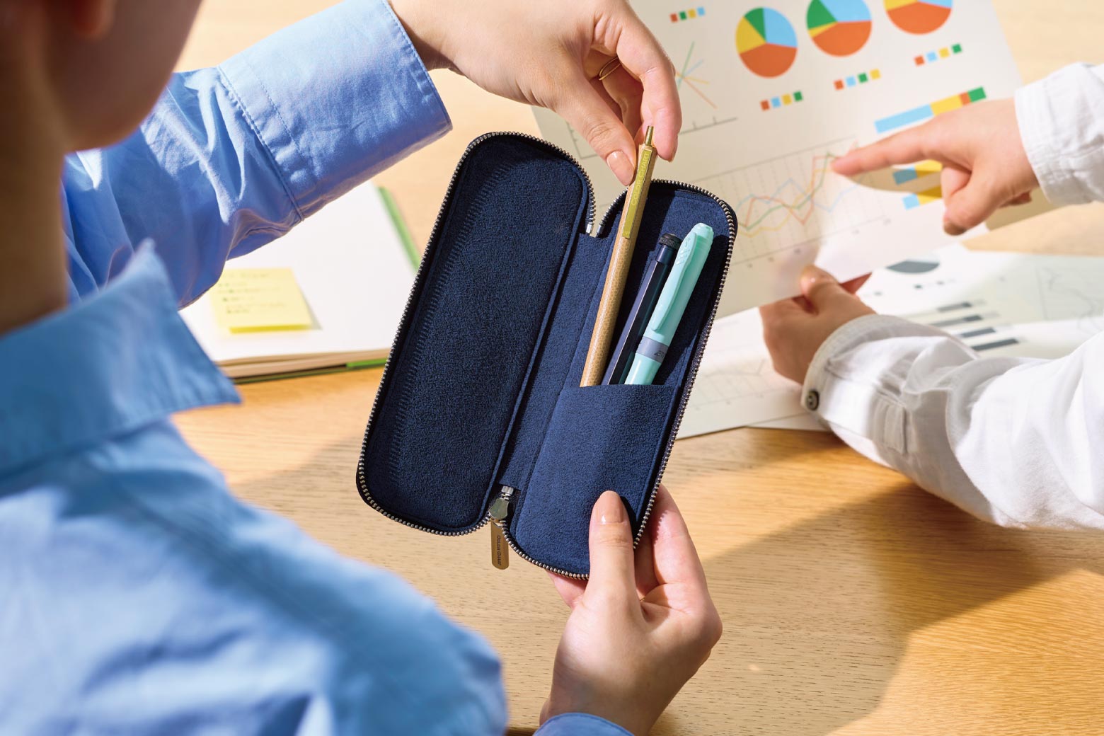 伊東屋　カラーチャート　鞄の中のペンケーススリムがしまわれている様子