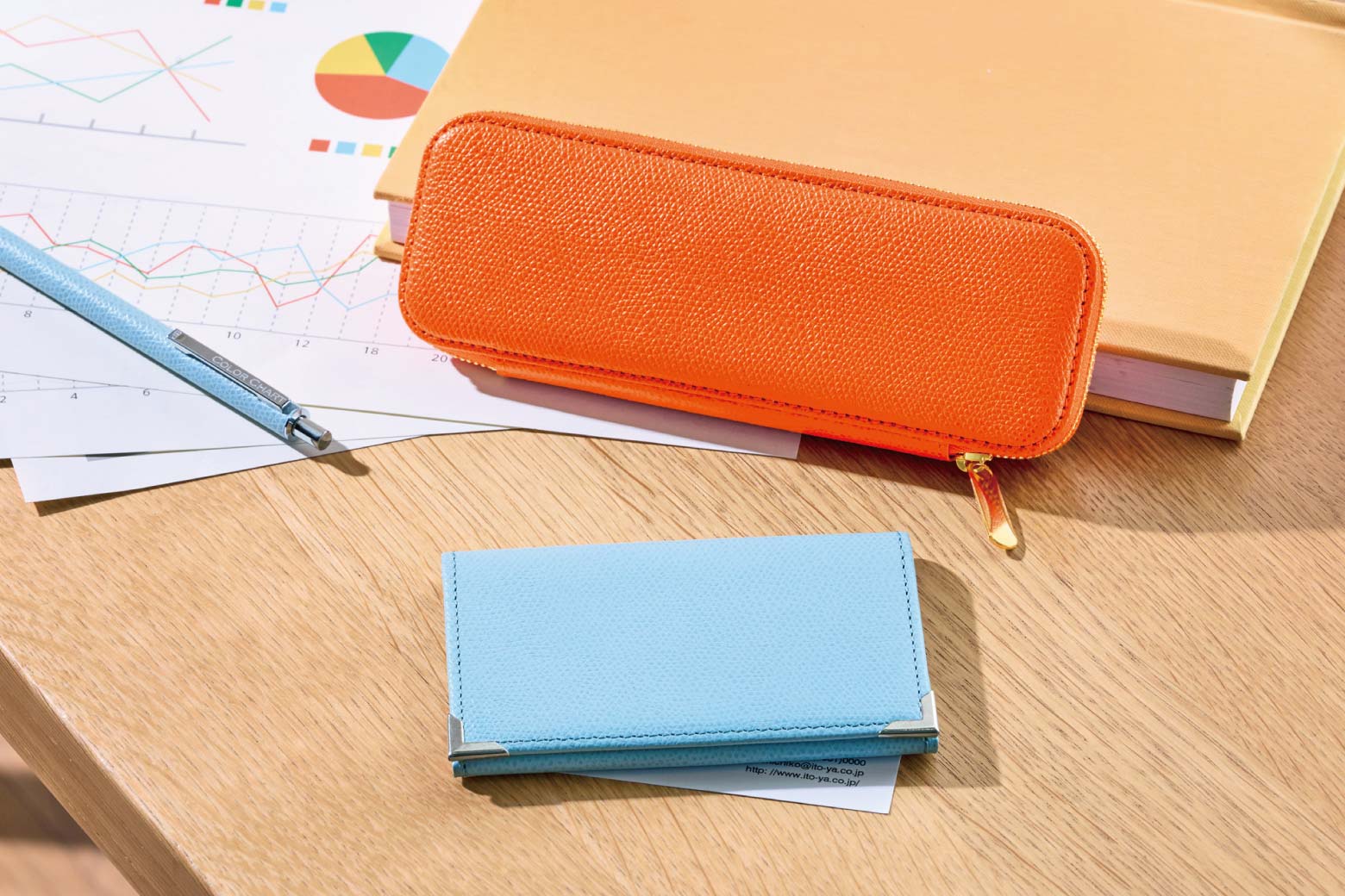 伊東屋　カラーチャート　ペンケーススリム/名刺入れが並んでいる