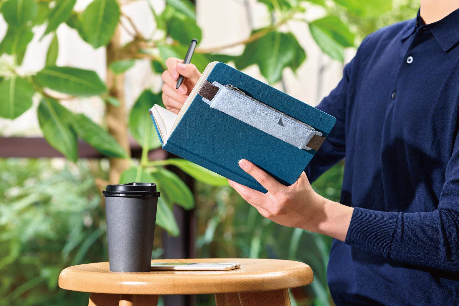 伊東屋　カラーチャート　バンド付きペンケース A5が付いたノートに書き込もうとしている様子