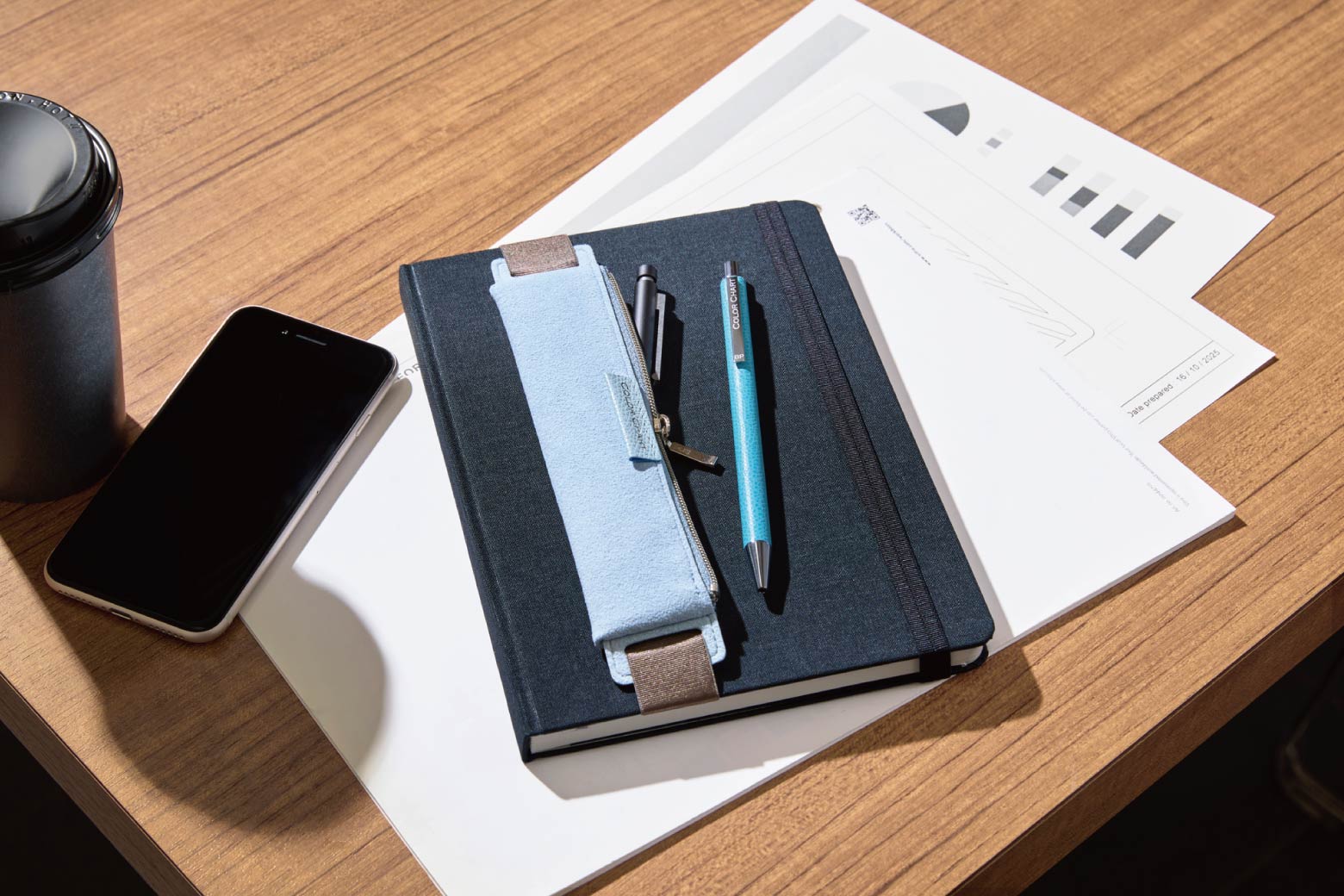 伊東屋　カラーチャート　が並んでいる