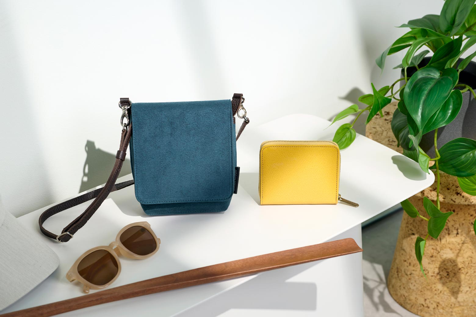 伊東屋　カラーチャート　トラベラーズポケットSとジップウォレットコンパクトが並んでいる　