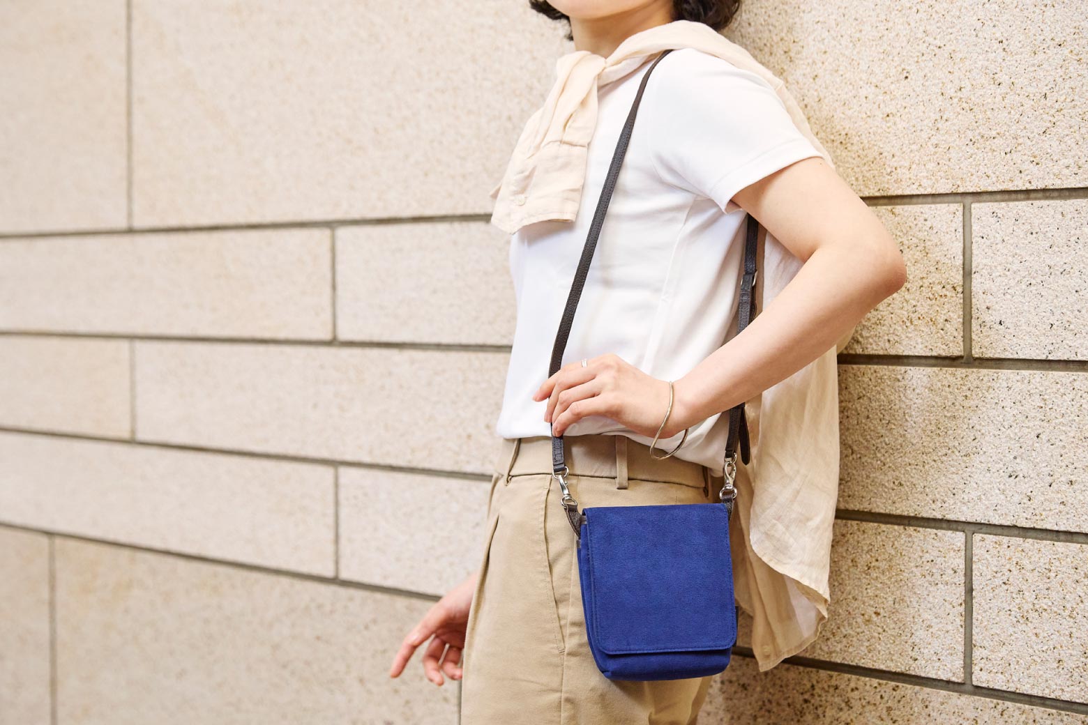 伊東屋　カラーチャート　トラベラーズポケットSを身に着けている