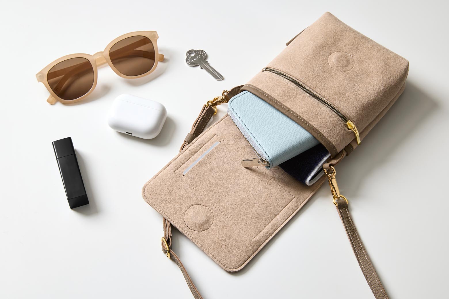 伊東屋　カラーチャート　メインコンパートメントにお財布・ハンカチを収める