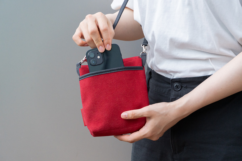 伊東屋　カラーチャート　トラベラーズポケットSの背面ポケットからスマホを取り出す