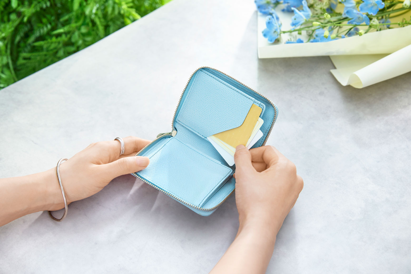 伊東屋　カラーチャート　カードをトランプのように広げ、取り出す