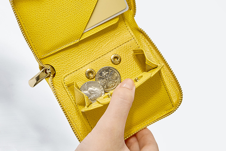 伊東屋　カラーチャート　小銭入れが大きく開きコインが探しやすい