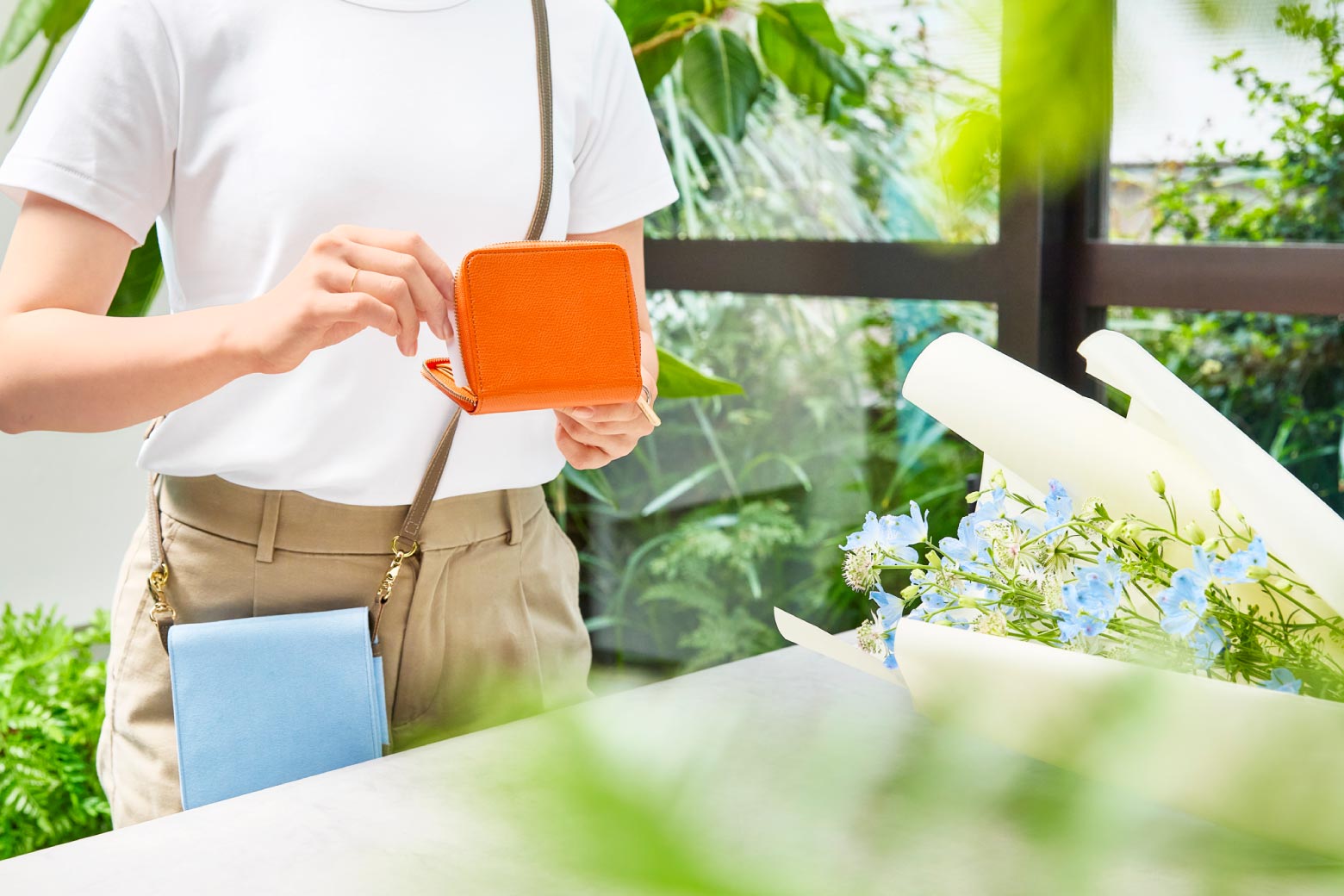 伊東屋　カラーチャート　ジップウォレットコンパクト使ってお支払いをしている様子