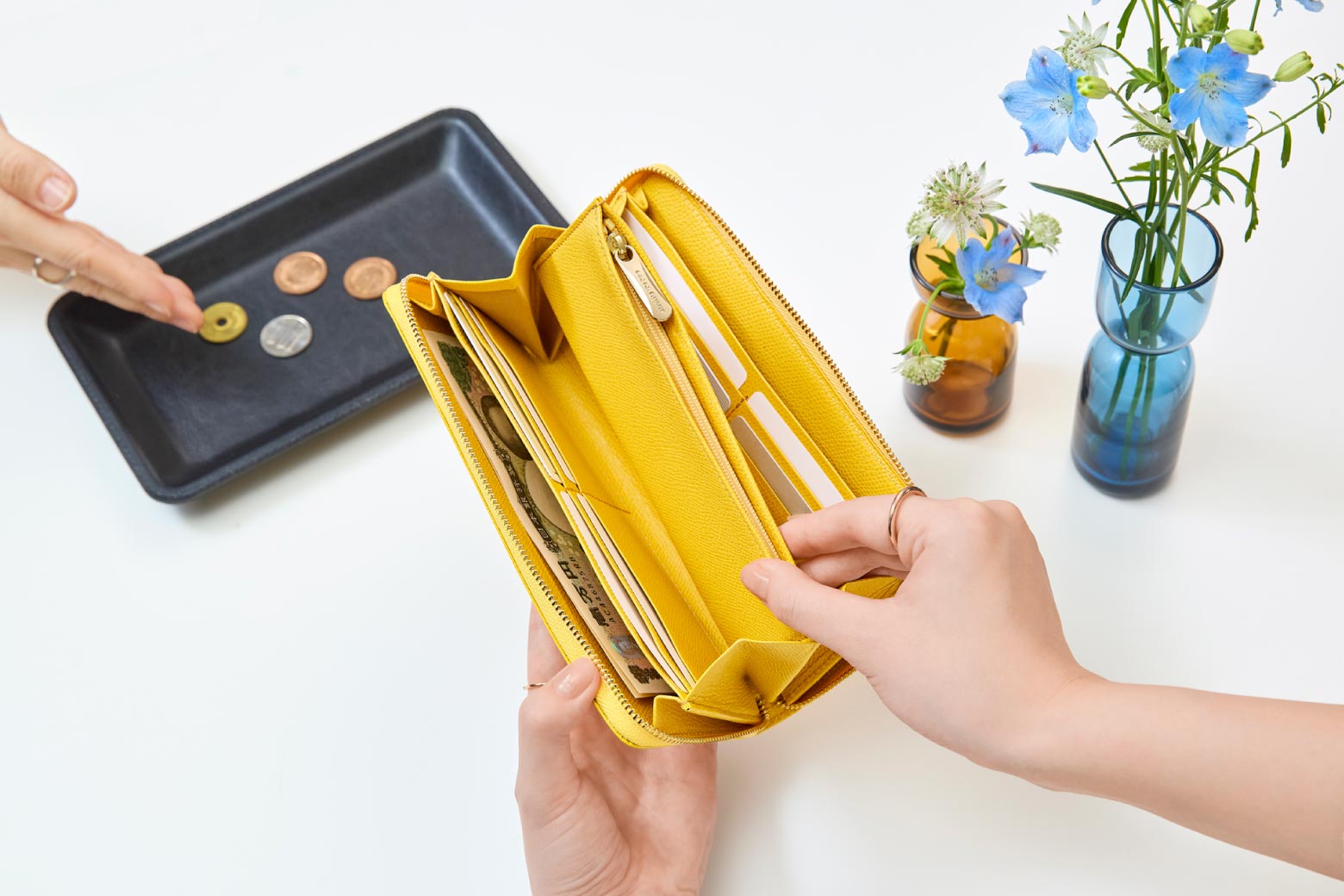 伊東屋　カラーチャート　ジップウォレットロングの中からジップポーチを取り出している様子