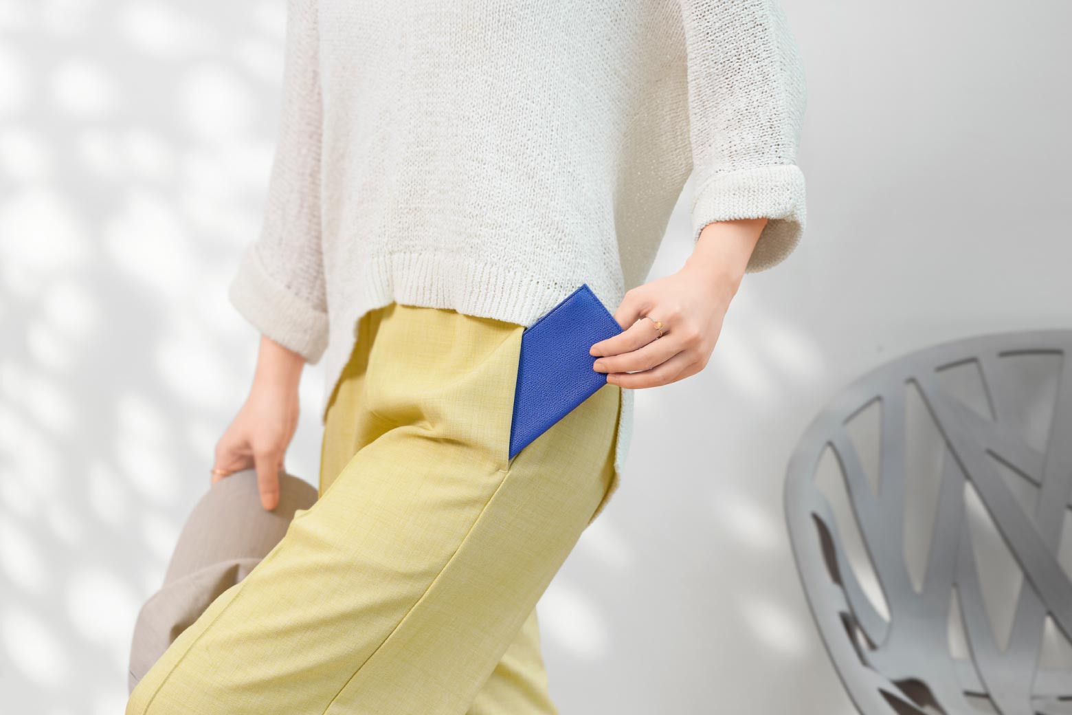 伊東屋　カラーチャート　ジップウォレットロングのジップポーチ単体をスリムな財布として持ち歩いている様子