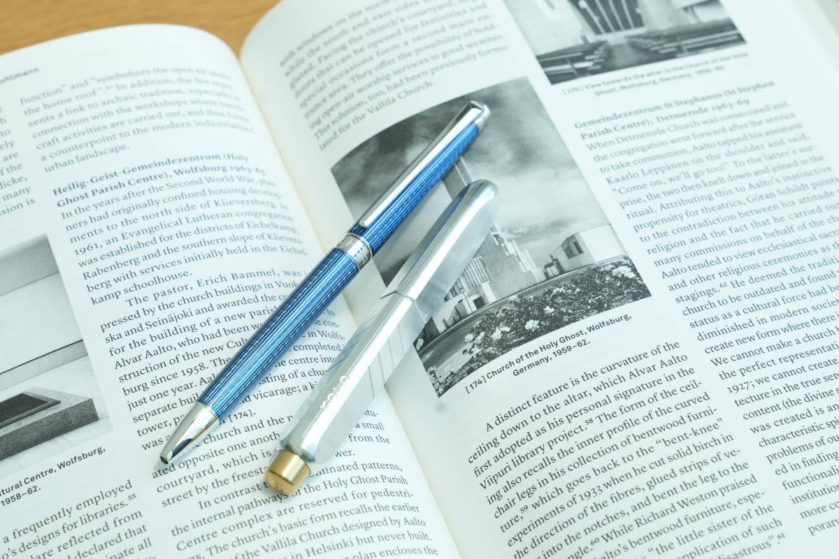 手元を彩る涼やか筆記具